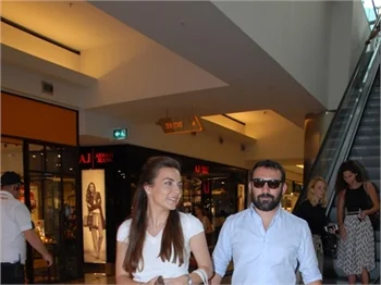 Burcu Kara hamile!