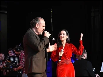 Kayahan'ı doğum gününde sahnede andılar
