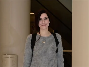Bergüzar Korel boş zamanlarını kafesinde geçiriyor