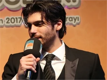 Can Yaman ödül aldı!