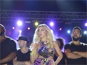 Hadise paraya kıydı!
