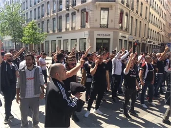 Lyon sokaklarını Beşiktaş Çarşı'ya çevirdiler!