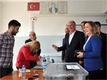 Siyasiler referandumda böyle oy kullandılar