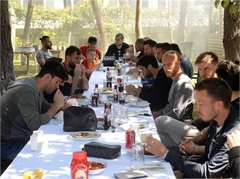 Podolski'den "Nusret taklidi"