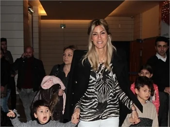 Çağla Şikel ile oğlu Uzay Altuğ'un alışveriş keyfi