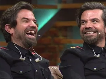 Beyaz Show'da Kenan Doğulu'nun ağzına sinek kaçtı!