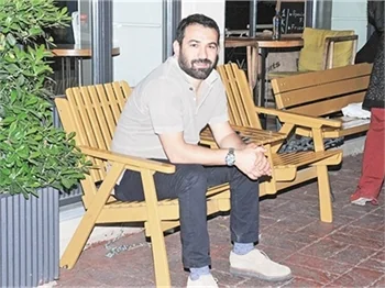 Burcu Kara eğlendi, eşi bekledi!
