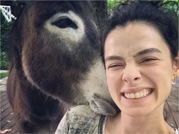 Özge Özpirinçci bu kez eşek selfielerini paylaştı