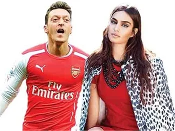 Amine Gülşe, Mesut Özil'i terk etti!