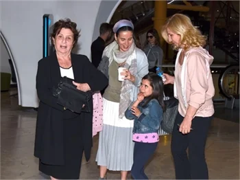 Berna Tokar, Aslı Asya Sarrafgil'in AVM turu!