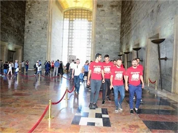 Göztepe Anıtkabir'i ziyaret etti