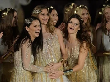 Adriana Lima’dan Ana Beatriz Barros’a ‘bebek’ öpücüğü!