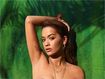 Rita Ora'dan seksi kareler!
