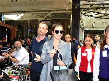 Adriana Lima bu kez uçağı kaçırmadı!