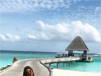 Fahriye Evcen ve Burak Özçivit, Maldivler'de hamburger kuyruğunda