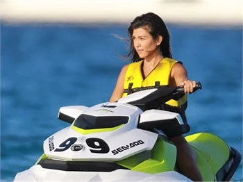 Kourtney Kardashian sevgilisiyle tatilde!