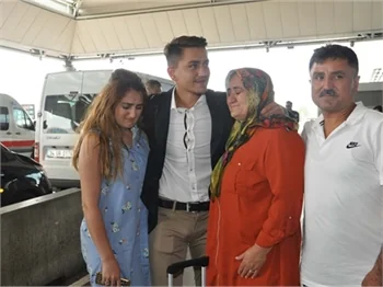 Cengiz Ünder'i ailesi gözyaşlarıyla uğurladı
