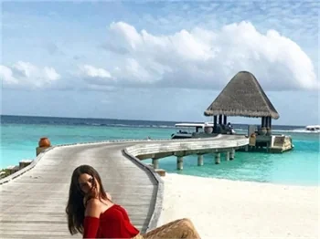 Fahriye Evcen balayını tek kıyafetle bitirdi