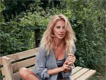 Burcu Esmersoy üç dövme yaptırdı!