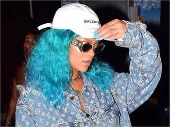 Rihanna yeni imajıyla olay yarattı!