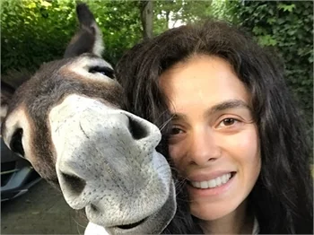 Özge Özpirinçci: Zilli çok komiksin!