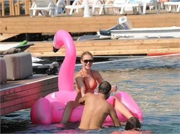 Serdar-Chloe Ortaç çifti denizde aşka geldi!