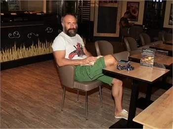 Halit Ergenç oğlunu kitap okuyarak bekledi!