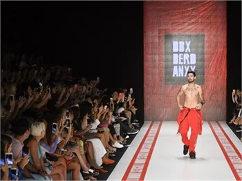 Deniz Berdan'dan renkli defile!