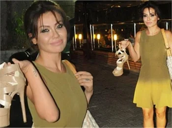Lara, topuklu ayakkabılarını eline alıp...