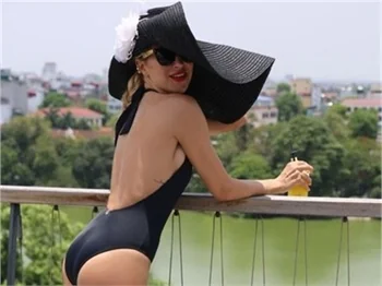 Burcu Esmersoy'a sevgilisinden rötarlı doğum günü kutlaması!
