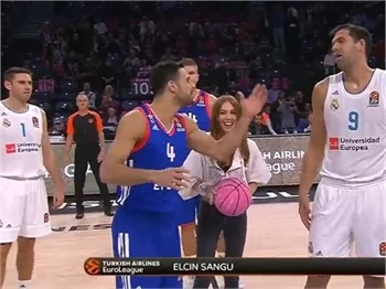 Elçin Sangu 'Pembe Top'la sahada!