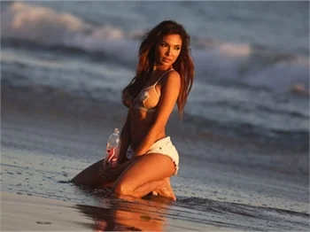 Raven Lexy, Malibu sahilini böyle ısıttı!