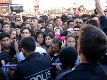 Aleyna Tilki izdihamı bayılttı!