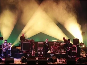 Eşinin konserine gitti, ayakta kaldı!