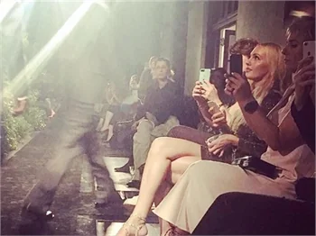 Meryem Uzerli'nin Los Angeles’a defile çıkarması!