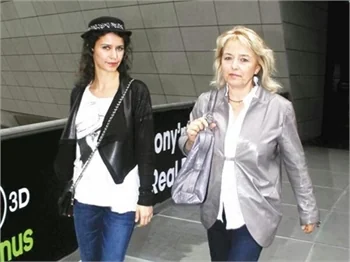 Beren Saat annesi için seferber oldu!