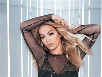 Rita Ora'dan nefes kesen pozlar!