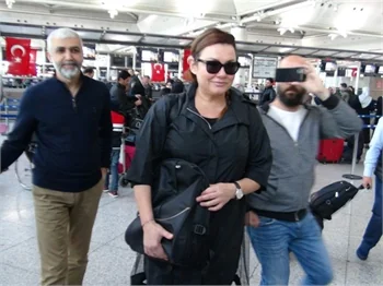 Deniz Seki tek başına Umre'ye gitti!