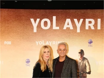 Yol Ayrımı'nın galasından kırmızı halı görüntüleri!