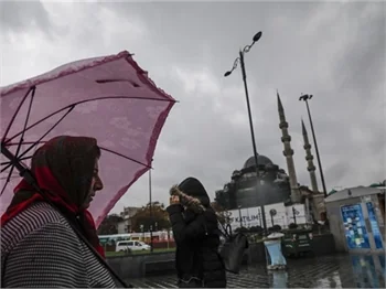 İstanbul'da sağanak yağış; yollar göle döndü