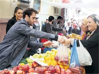 Aras Bulut İynemli pazarcı oldu!