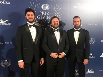 Ünlü isimlerle baloda buluştular!