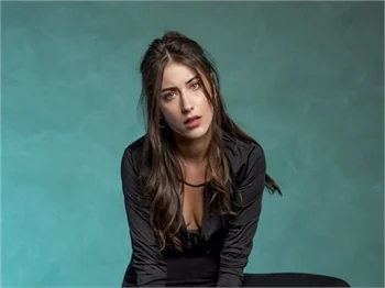 Hazal Kaya o hayalini erteledi!