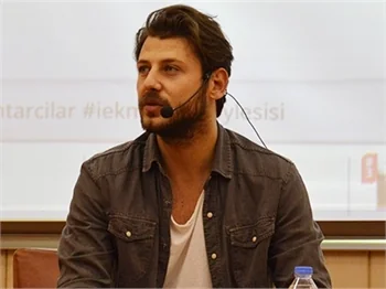 Ölüm haberini sahnede aldı!
