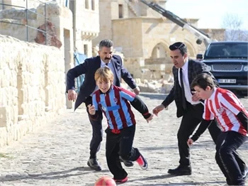 Emrah seneler sonra futbol oynadı!