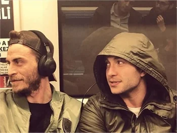 "Keanu Reeves'e bakarken"