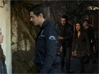 Bizim Hikaye dizisinde Hazal Kaya'ya tepki yağdı!