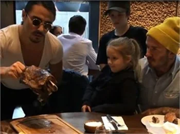 Nusret, David Beckham'ı elleriyle besledi!