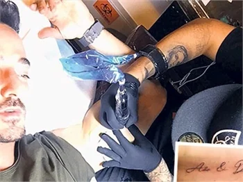 Gökhan Özen kızlarını koluna dövme yaptırdı!