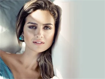 Birce Akalay'ın estetiksiz hali annesinin kopyası dedirtti!